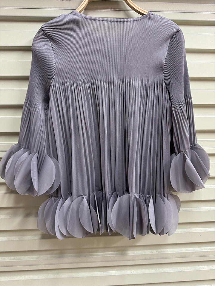 Miyake design with ruffled edges, loose pleated top, temperament for commuting, 9-inch sleeves, western-style T-shirt for women, Korean version, new style Miyake design with ruffled edges, loose pleated top, temperament for commuting, 9-inch sleeves, western-style T-shirt for women, Korean version, new style