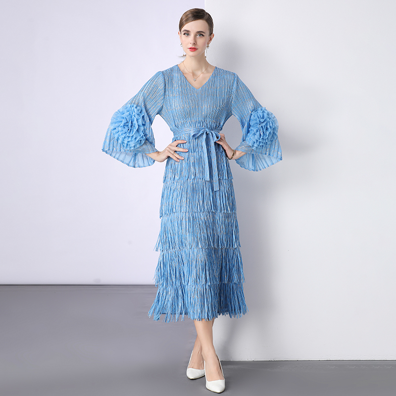 Wrinkle, gold foil, tassel, foreign trade dress, plate flower, flared sleeves, design sense, three house European and American style, autumn lace up long skirt Wrinkle, gold foil, tassel, foreign trade dress, plate flower, flared sleeves, design sense, three house European and American style, autumn lace up long skirt