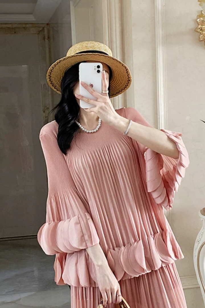 Miyake design with ruffled edges, loose pleated top, temperament for commuting, 9-inch sleeves, western-style T-shirt for women, Korean version, new style Miyake design with ruffled edges, loose pleated top, temperament for commuting, 9-inch sleeves, western-style T-shirt for women, Korean version, new style