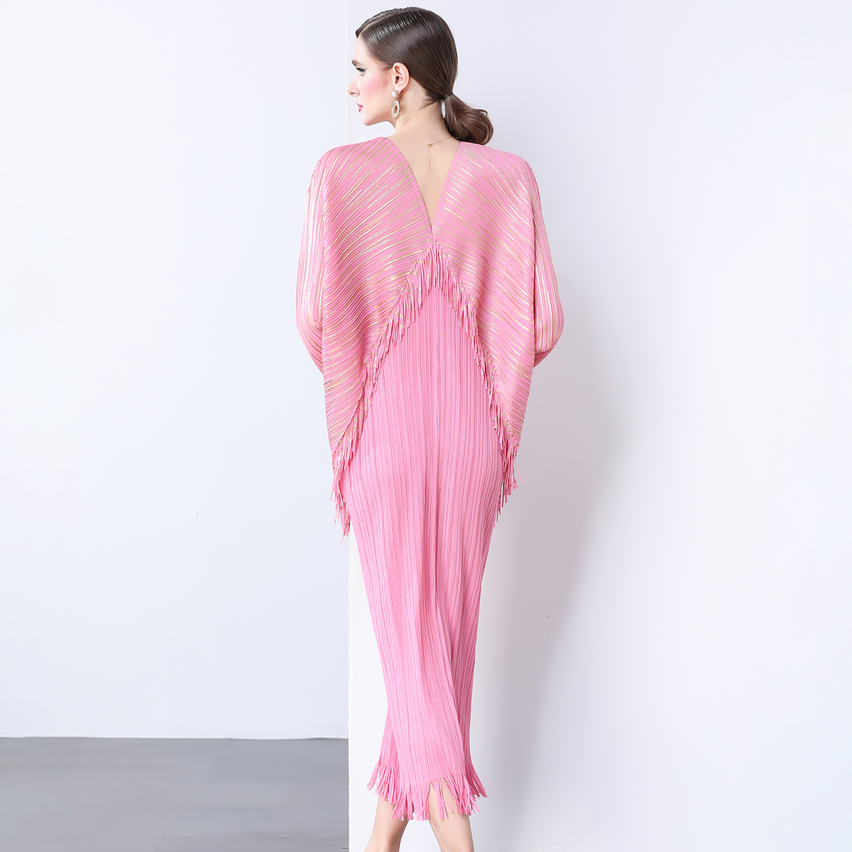 Miyake socialite elegant dress, women's European and American style fashionable V-neck batball sleeve loose hanging pleated fringe dress Miyake socialite elegant dress, women's European and American style fashionable V-neck batball sleeve loose hanging pleated fringe dress