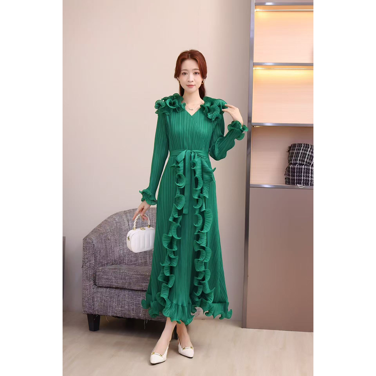 Foreign trade design with wooden ear folds, three-dimensional flower decorations, pleated heavy industry dresses, spliced lace up women's long skirts Foreign trade design with wooden ear folds, three-dimensional flower decorations, pleated heavy industry dresses, spliced lace up women's long skirts