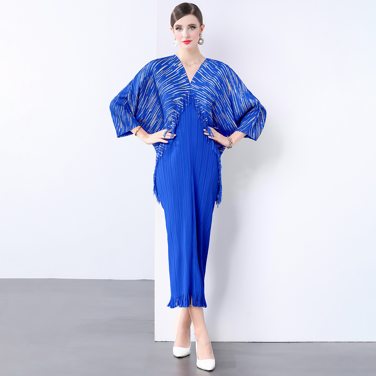 Miyake socialite elegant dress, women's European and American style fashionable V-neck batball sleeve loose hanging pleated fringe dress Miyake socialite elegant dress, women's European and American style fashionable V-neck batball sleeve loose hanging pleated fringe dress