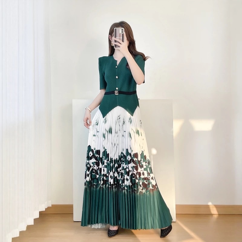 Miyake plus size set, summer new style, pleated design, waist cinching top, printed color blocked large swing skirt, two-piece set for women Miyake plus size set, summer new style, pleated design, waist cinching top, printed color blocked large swing skirt, two-piece set for women
