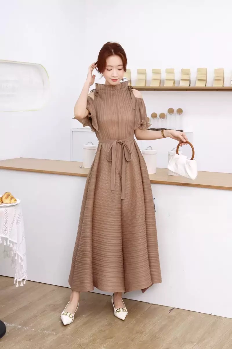 European and American foreign trade short sleeved dress with pleats, exposed shoulders, autumn fungus edge, stand up collar, tie up, Miyake lady loose long skirt European and American foreign trade short sleeved dress with pleats, exposed shoulders, autumn fungus edge, stand up collar, tie up, Miyake lady loose long skirt