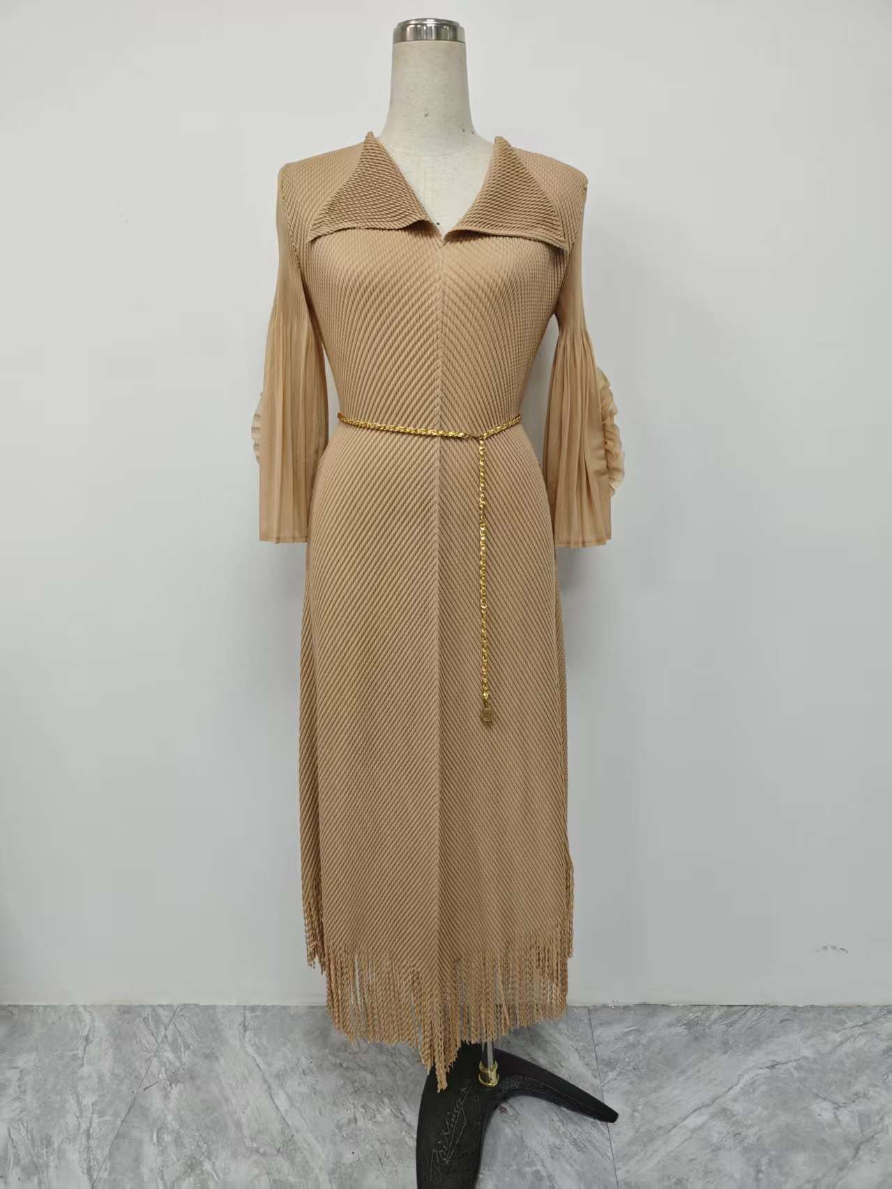 Miyake 2025 new pleated fish scale pleated dress with floral sleeves, tassel oversized women's clothing, elegant foreign trade, cross-border Miyake 2025 new pleated fish scale pleated dress with floral sleeves, tassel oversized women's clothing, elegant foreign trade, cross-border