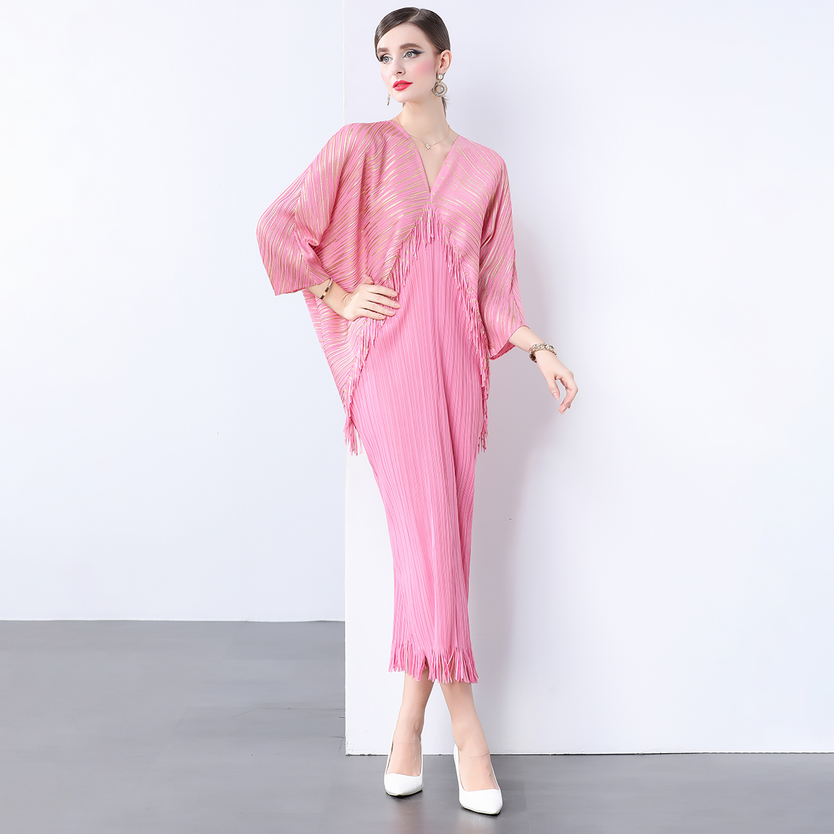 Miyake socialite elegant dress, women's European and American style fashionable V-neck batball sleeve loose hanging pleated fringe dress Miyake socialite elegant dress, women's European and American style fashionable V-neck batball sleeve loose hanging pleated fringe dress