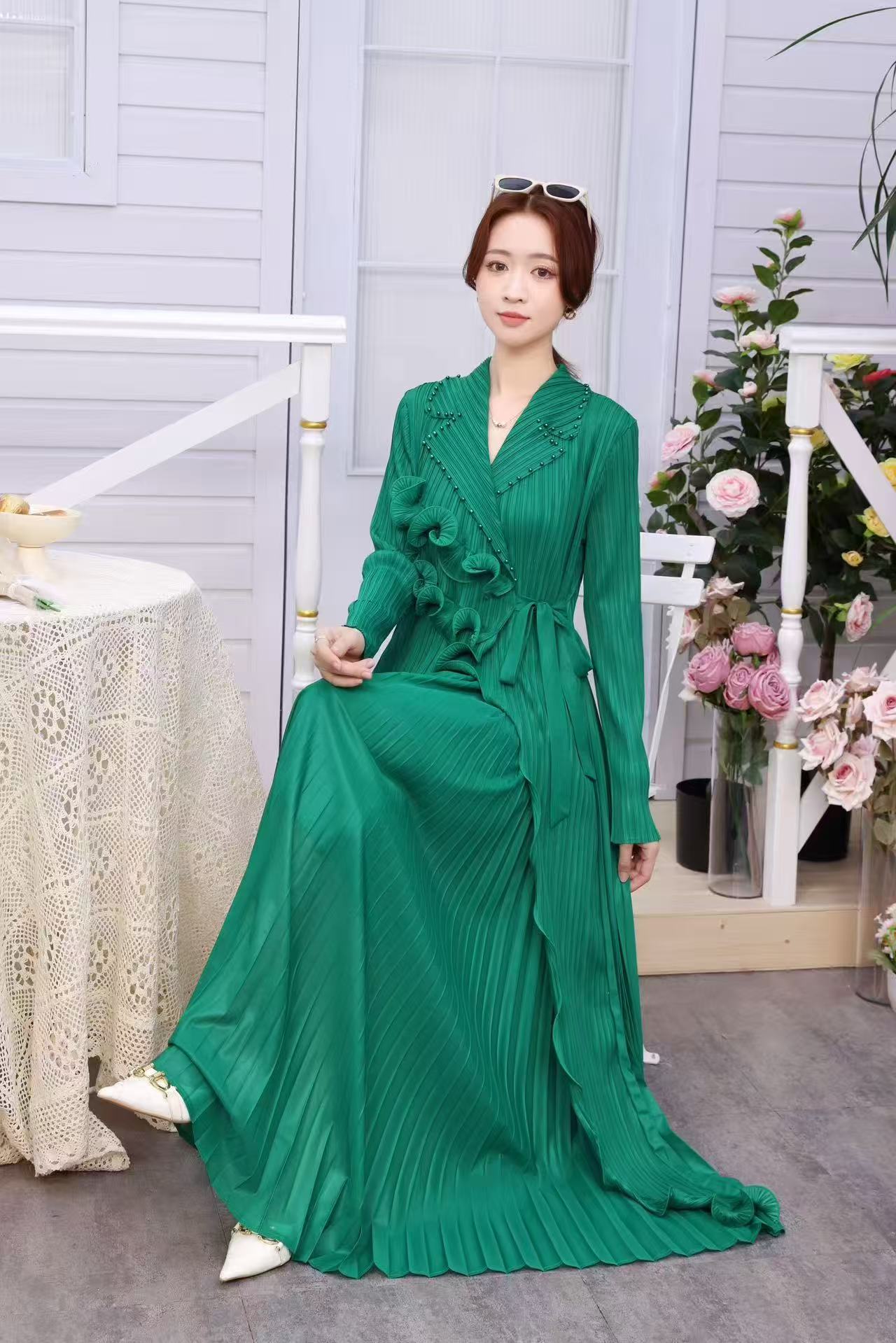 Folded autumn heavy industry nail bead lapel tie, waist cinching, irregular pleated long skirt, black fungus edge women's cross-border dress Folded autumn heavy industry nail bead lapel tie, waist cinching, irregular pleated long skirt, black fungus edge women's cross-border dress