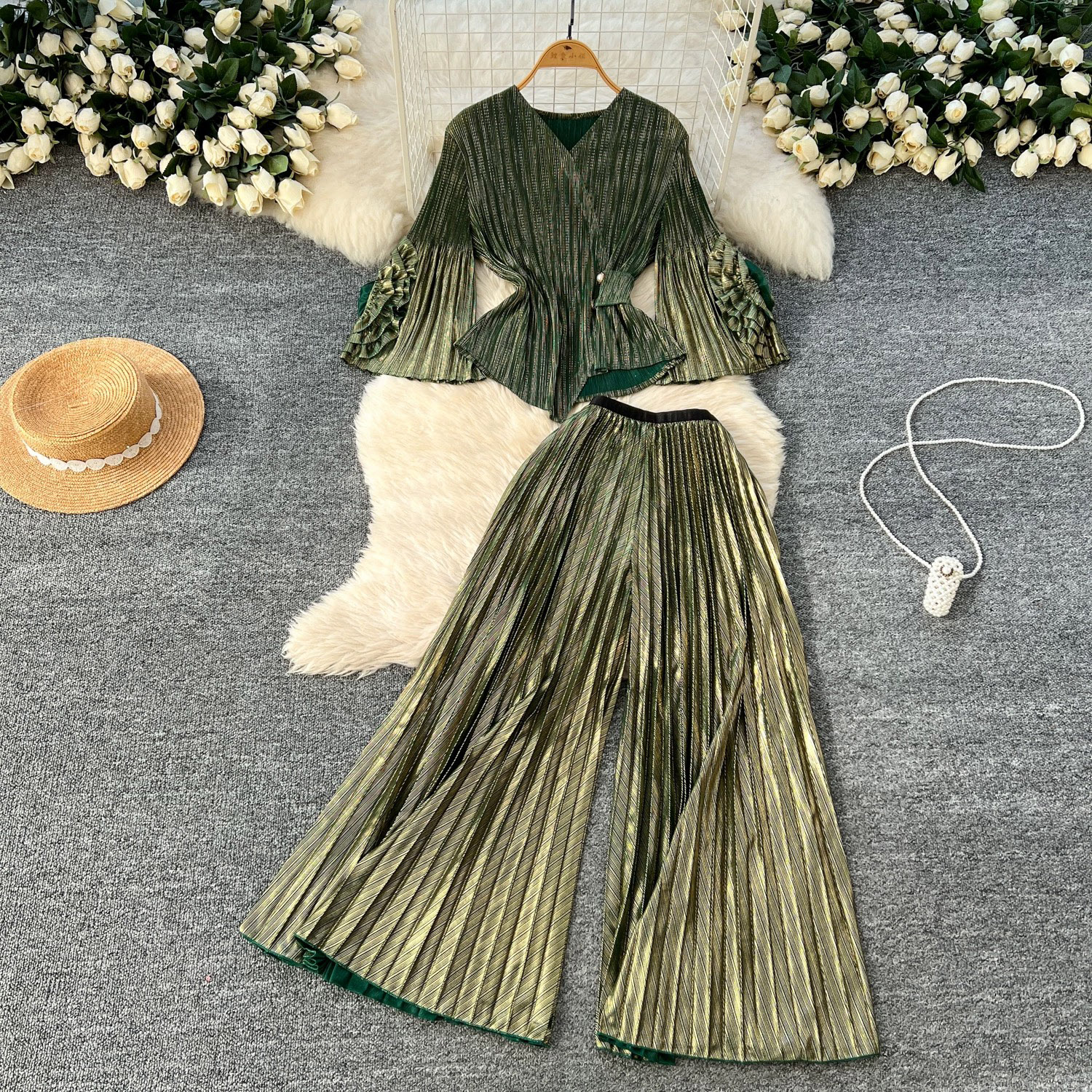 Miyake European and American retro style hot stamping pleated set, three-dimensional plate flower trumpet sleeve top+high waist wide leg long pants Miyake European and American retro style hot stamping pleated set, three-dimensional plate flower trumpet sleeve top+high waist wide leg long pants