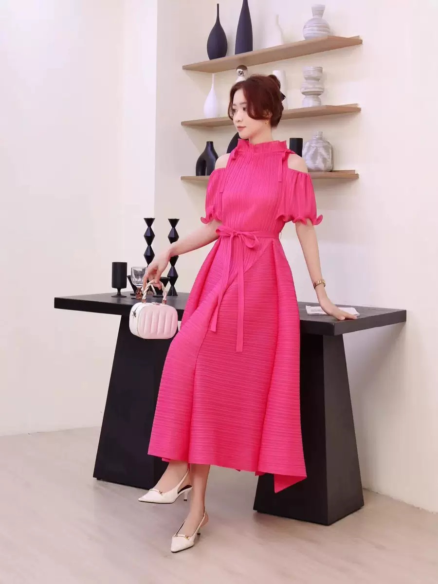 European and American foreign trade short sleeved dress with pleats, exposed shoulders, autumn fungus edge, stand up collar, tie up, Miyake lady loose long skirt European and American foreign trade short sleeved dress with pleats, exposed shoulders, autumn fungus edge, stand up collar, tie up, Miyake lady loose long skirt