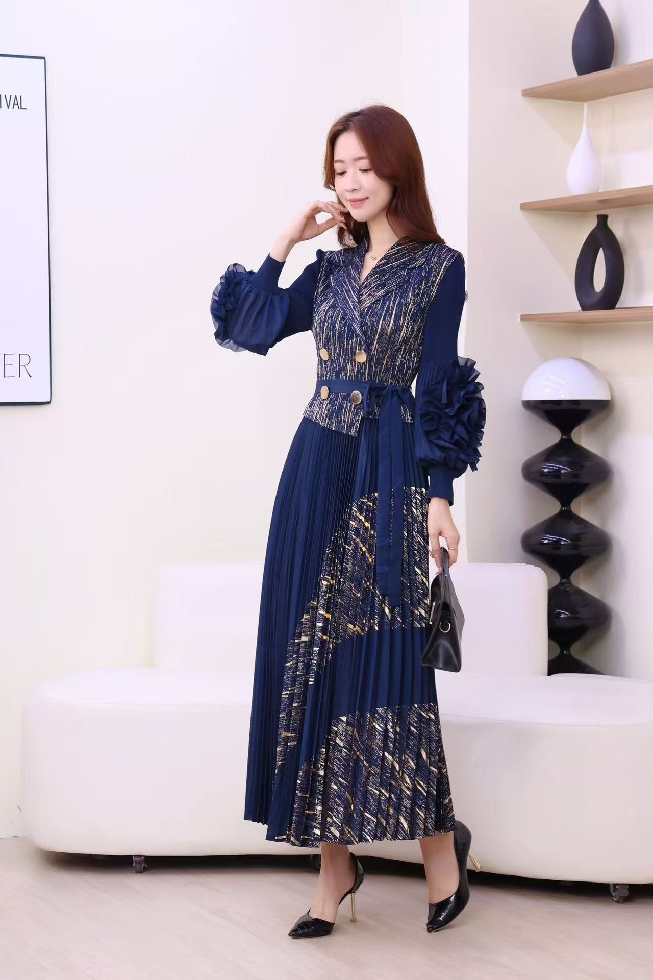 Miyake European and American foreign trade plate flower three-dimensional flower decoration pleated gold foil splicing dress lantern sleeves women's large swing skirt Miyake European and American foreign trade plate flower three-dimensional flower decoration pleated gold foil splicing dress lantern sleeves women's large swing skirt