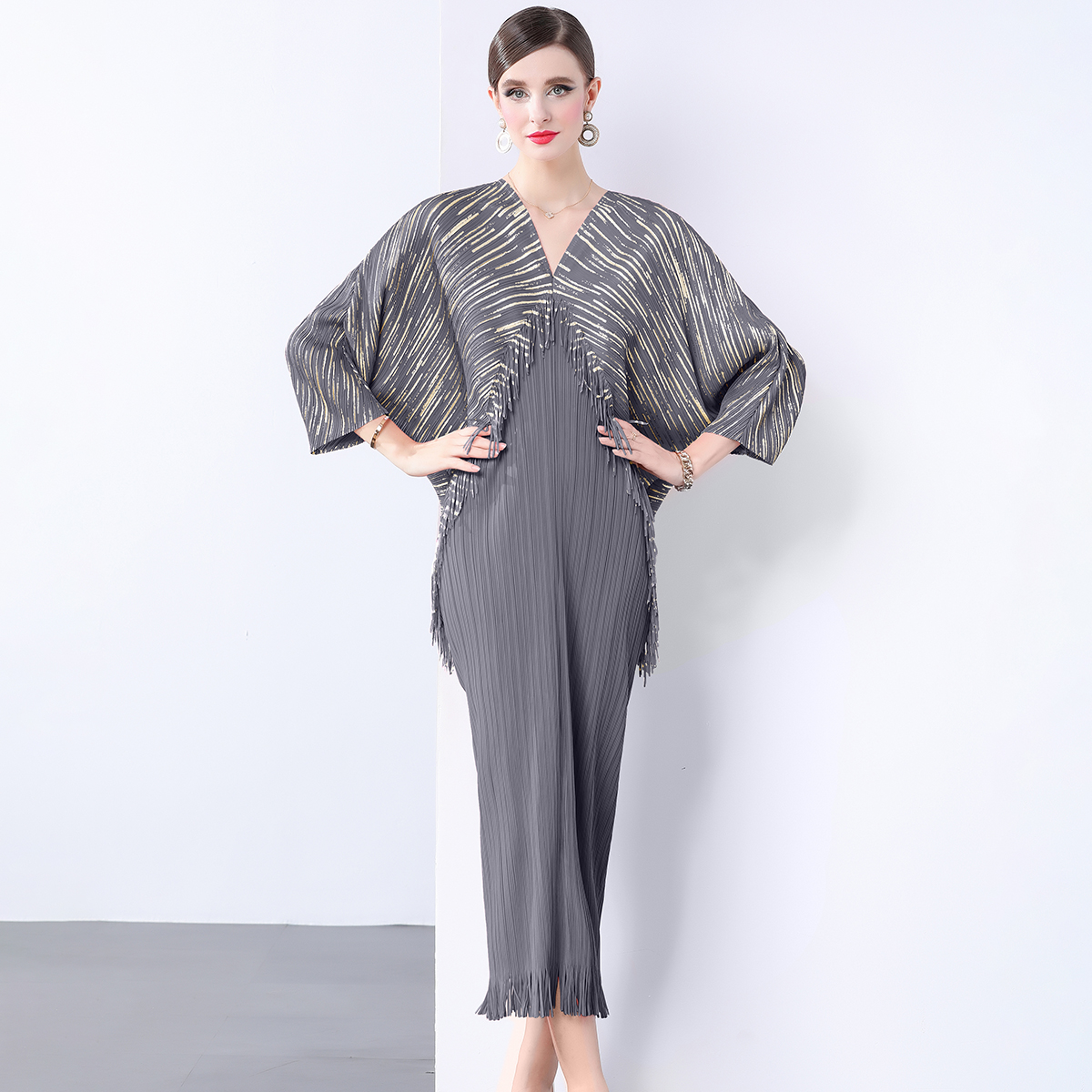 Miyake socialite elegant dress, women's European and American style fashionable V-neck batball sleeve loose hanging pleated fringe dress Miyake socialite elegant dress, women's European and American style fashionable V-neck batball sleeve loose hanging pleated fringe dress
