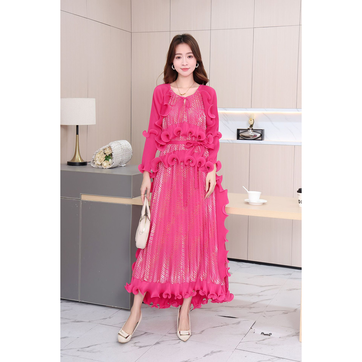 Sanzhai 2025 Heavy Industry Foreign Trade Folded Fungus Edge Tight Edge Strap Splicing Gold Plated Dress with Crimson Fold Large Size Dress Sanzhai 2025 Heavy Industry Foreign Trade Folded Fungus Edge Tight Edge Strap Splicing Gold Plated Dress with Crimson Fold Large Size Dress