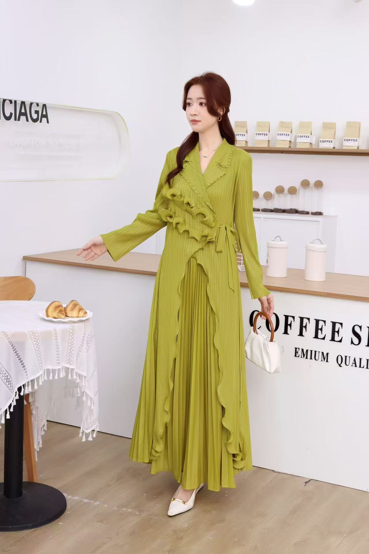 Folded autumn heavy industry nail bead lapel tie, waist cinching, irregular pleated long skirt, black fungus edge women's cross-border dress Folded autumn heavy industry nail bead lapel tie, waist cinching, irregular pleated long skirt, black fungus edge women's cross-border dress