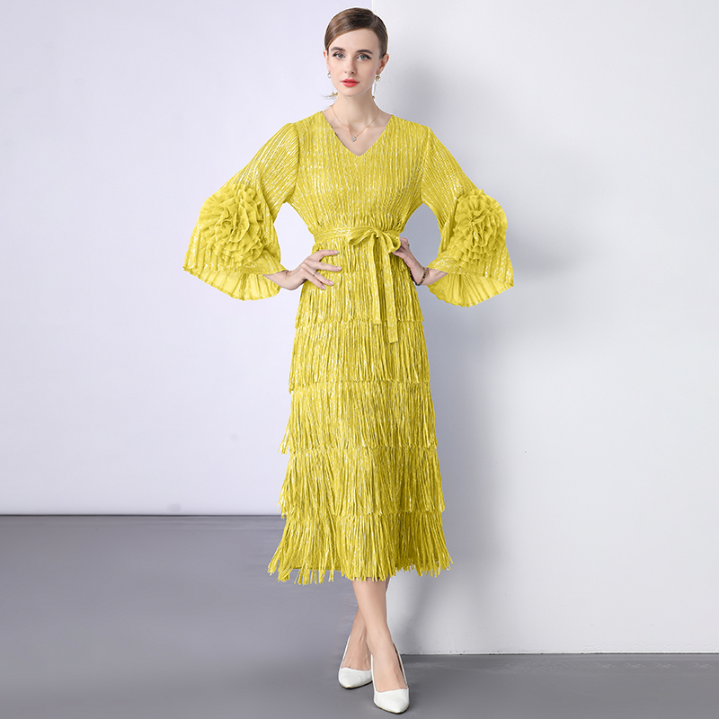 Wrinkle, gold foil, tassel, foreign trade dress, plate flower, flared sleeves, design sense, three house European and American style, autumn lace up long skirt Wrinkle, gold foil, tassel, foreign trade dress, plate flower, flared sleeves, design sense, three house European and American style, autumn lace up long skirt