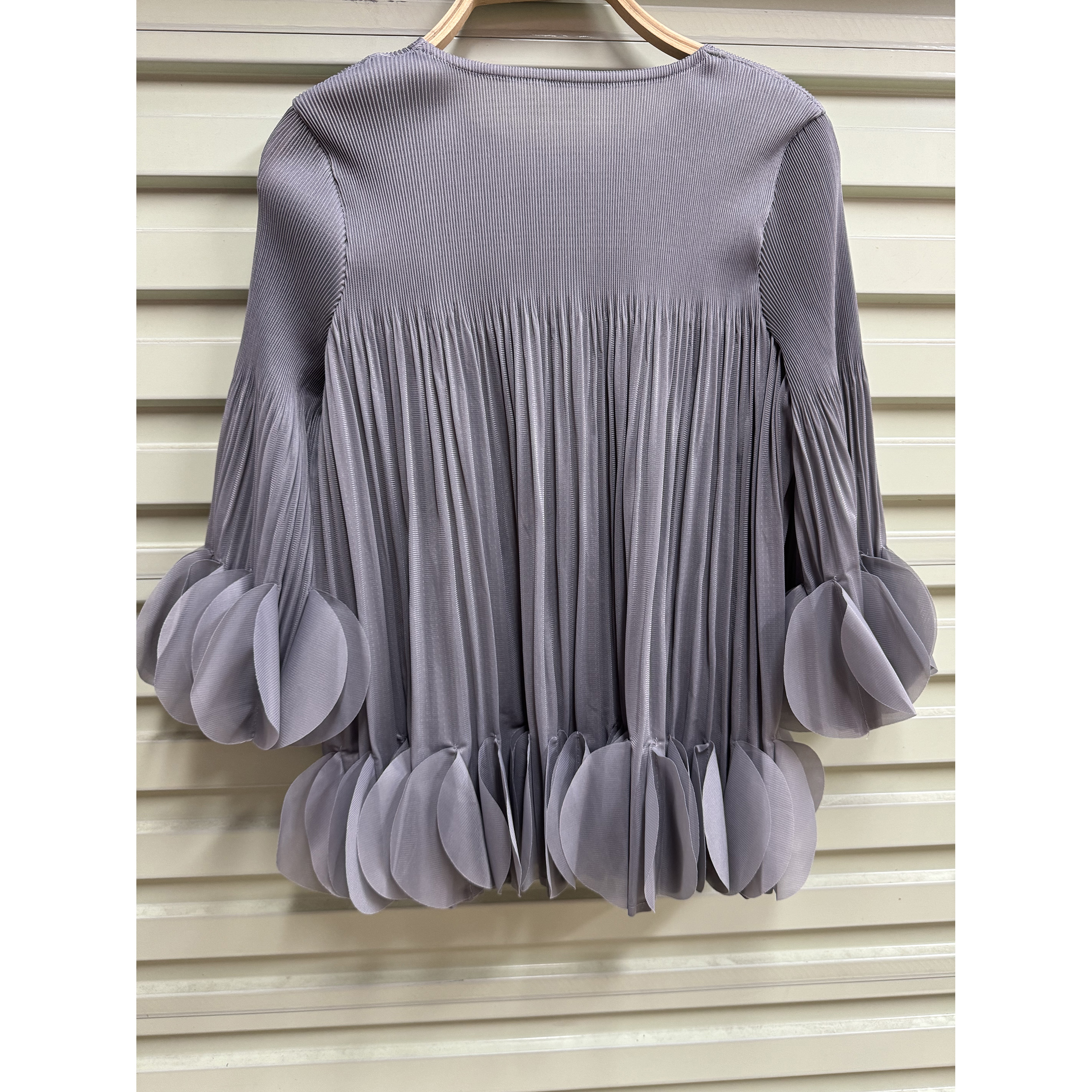 Miyake design with ruffled edges, loose pleated top, temperament for commuting, 9-inch sleeves, western-style T-shirt for women, Korean version, new style Miyake design with ruffled edges, loose pleated top, temperament for commuting, 9-inch sleeves, western-style T-shirt for women, Korean version, new style