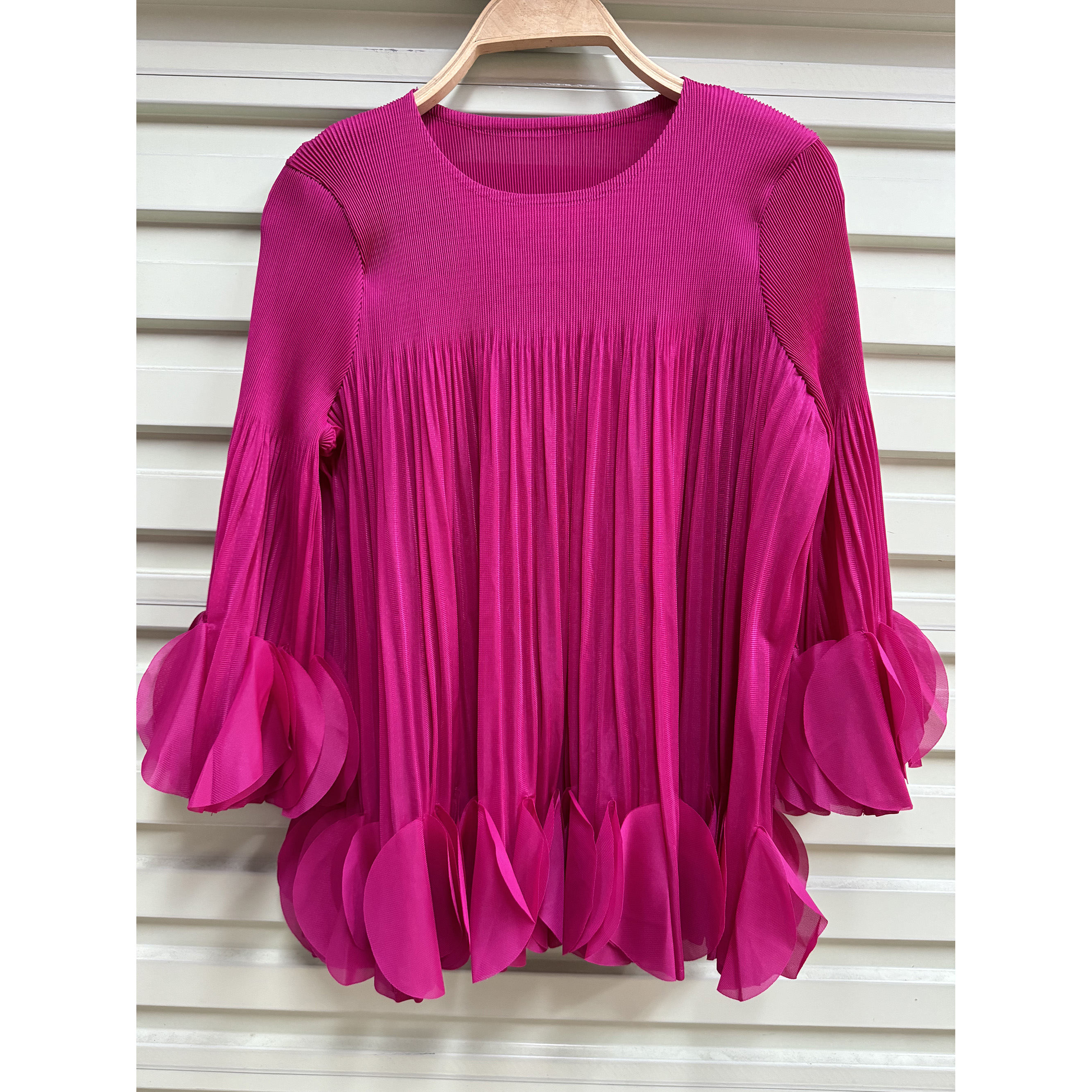 Miyake design with ruffled edges, loose pleated top, temperament for commuting, 9-inch sleeves, western-style T-shirt for women, Korean version, new style Miyake design with ruffled edges, loose pleated top, temperament for commuting, 9-inch sleeves, western-style T-shirt for women, Korean version, new style