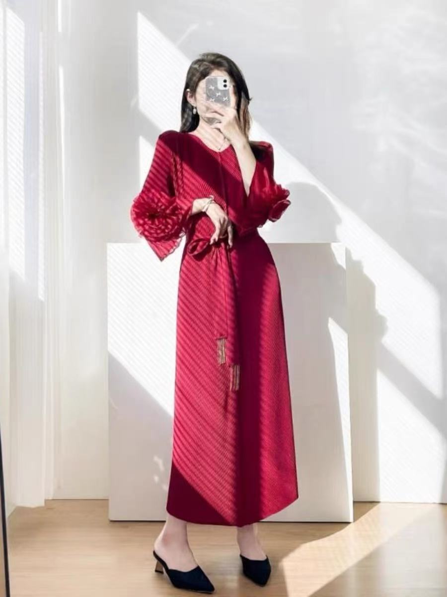 Miyake 2025 New Cross border Western Style Belt with Three Dimensional Flower Horn Sleeve Fish Scale Dragon Scale Folded Long Dress for Women