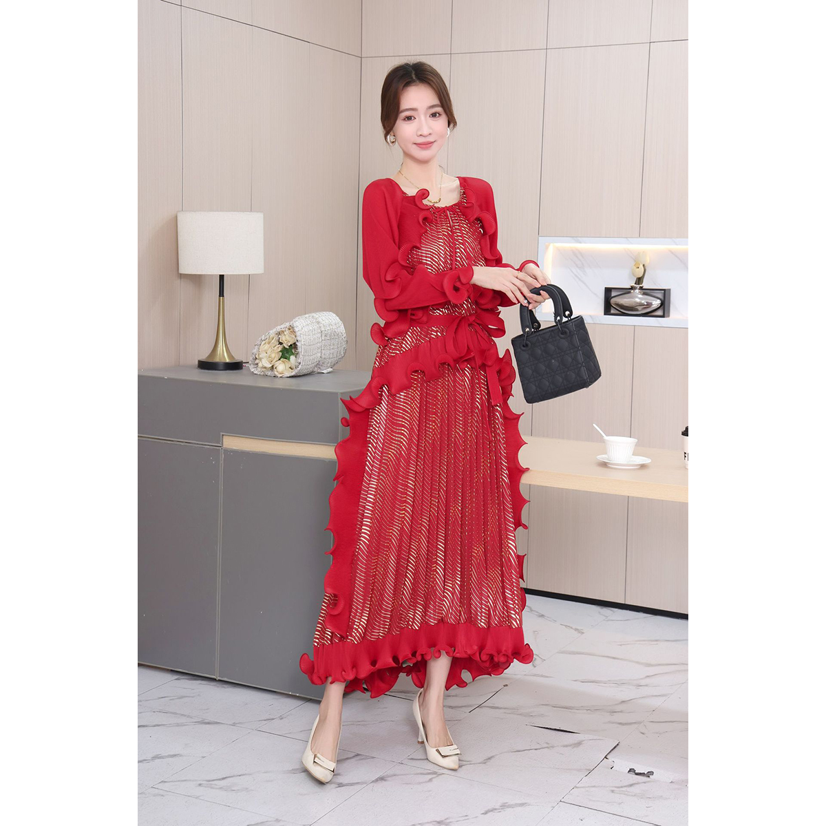 Sanzhai 2025 Heavy Industry Foreign Trade Folded Fungus Edge Tight Edge Strap Splicing Gold Plated Dress with Crimson Fold Large Size Dress Sanzhai 2025 Heavy Industry Foreign Trade Folded Fungus Edge Tight Edge Strap Splicing Gold Plated Dress with Crimson Fold Large Size Dress