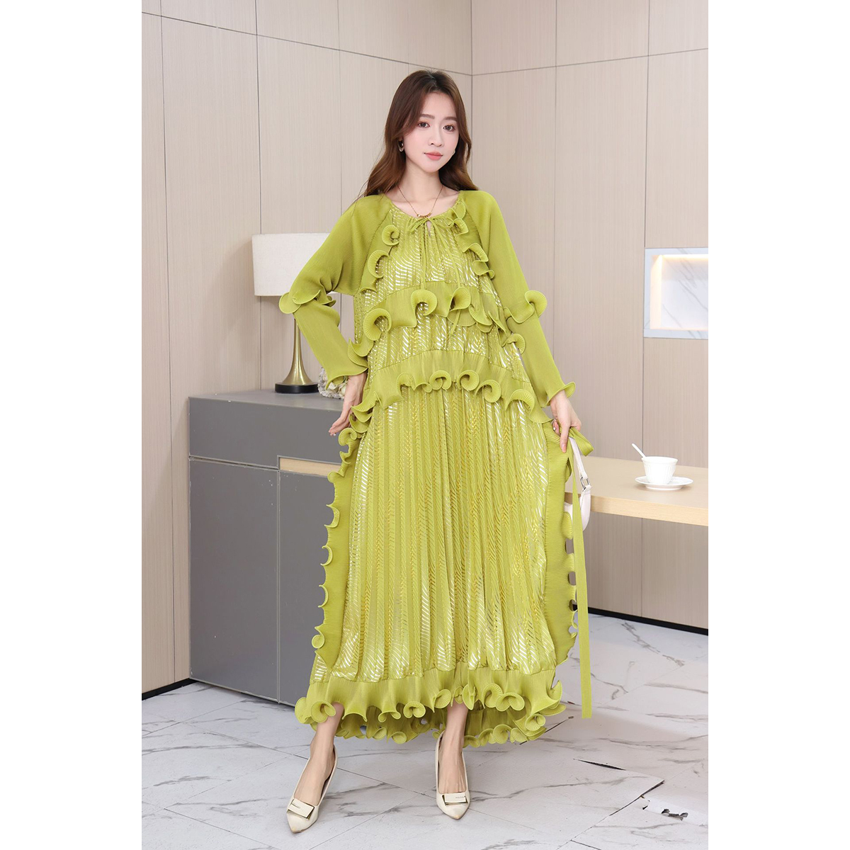 Sanzhai 2025 Heavy Industry Foreign Trade Folded Fungus Edge Tight Edge Strap Splicing Gold Plated Dress with Crimson Fold Large Size Dress Sanzhai 2025 Heavy Industry Foreign Trade Folded Fungus Edge Tight Edge Strap Splicing Gold Plated Dress with Crimson Fold Large Size Dress