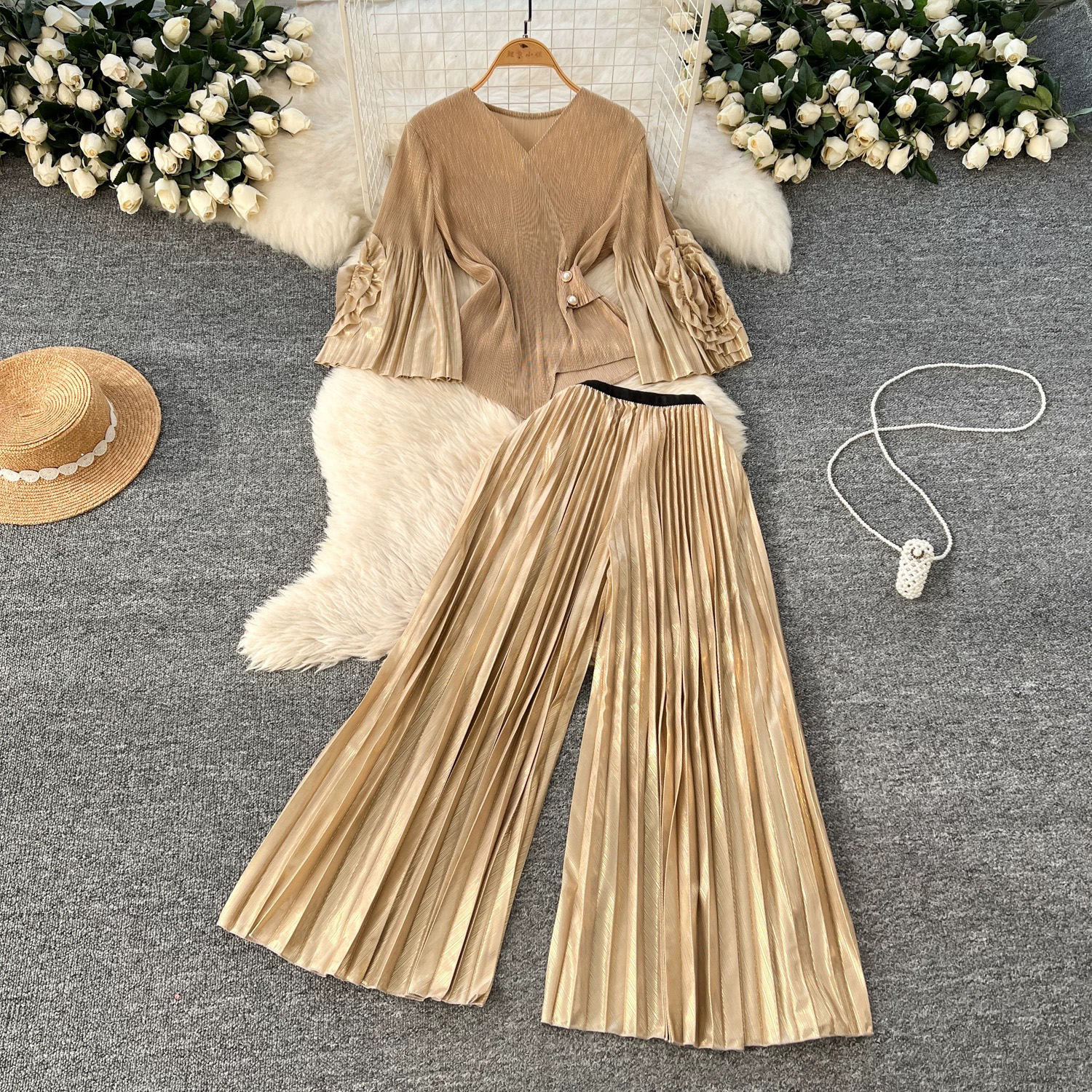 Miyake European and American retro style hot stamping pleated set, three-dimensional plate flower trumpet sleeve top+high waist wide leg long pants Miyake European and American retro style hot stamping pleated set, three-dimensional plate flower trumpet sleeve top+high waist wide leg long pants