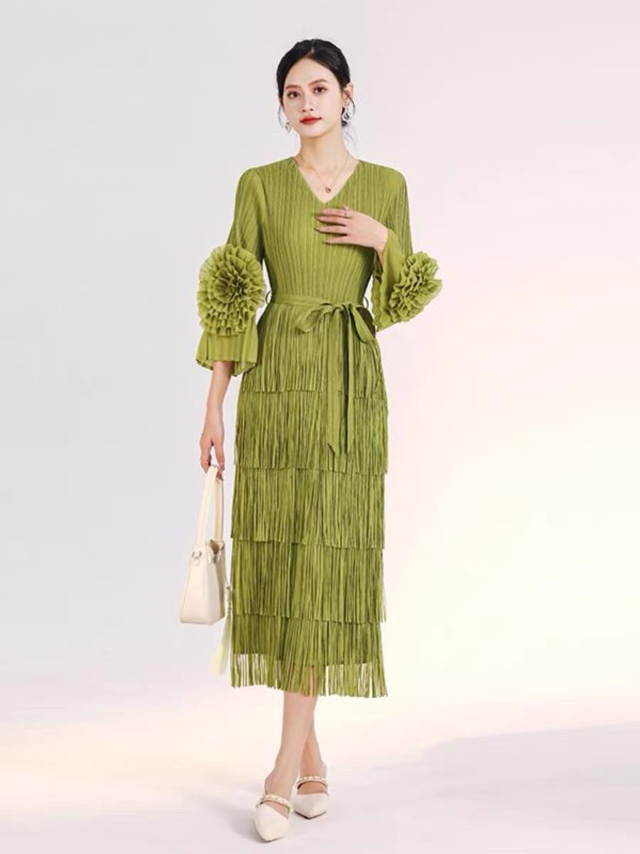 Miyake V-neck tassel plate flower sleeve belt cross-border foreign trade new pleated dress elegant slimming design for women Miyake V-neck tassel plate flower sleeve belt cross-border foreign trade new pleated dress elegant slimming design for women