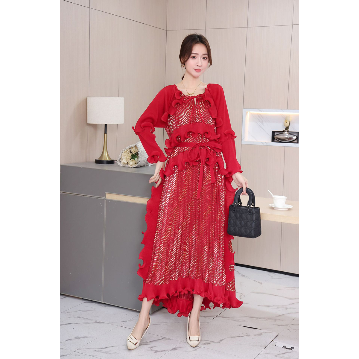 Sanzhai 2025 Heavy Industry Foreign Trade Folded Fungus Edge Tight Edge Strap Splicing Gold Plated Dress with Crimson Fold Large Size Dress Sanzhai 2025 Heavy Industry Foreign Trade Folded Fungus Edge Tight Edge Strap Splicing Gold Plated Dress with Crimson Fold Large Size Dress