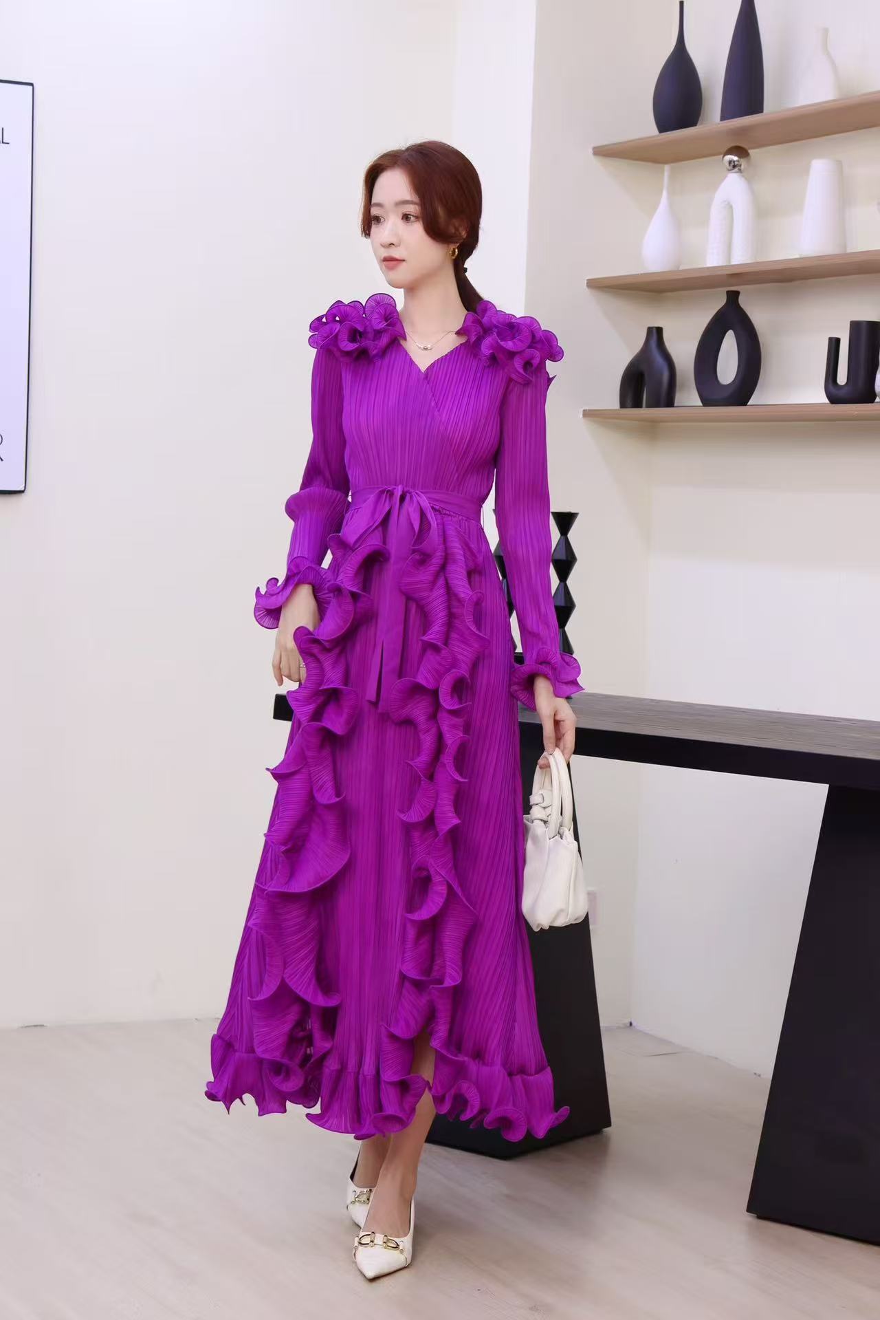 Foreign trade design with wooden ear folds, three-dimensional flower decorations, pleated heavy industry dresses, spliced lace up women's long skirts Foreign trade design with wooden ear folds, three-dimensional flower decorations, pleated heavy industry dresses, spliced lace up women's long skirts