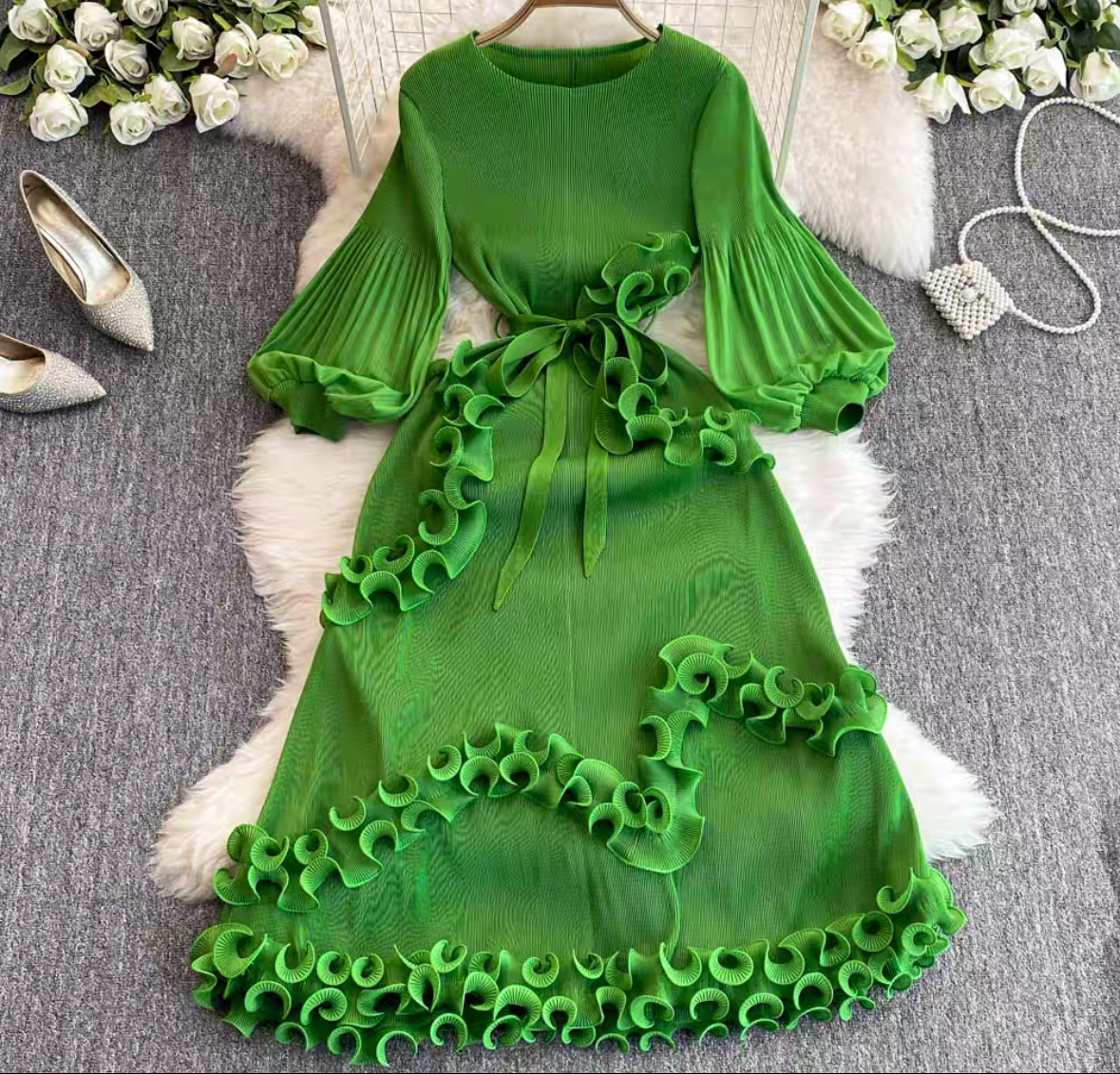 Sanzhai's new European and American style bubble sleeves with pleated black fungus edges, dense edges, three-dimensional lotus leaf edges, and high-end dress design sense Sanzhai's new European and American style bubble sleeves with pleated black fungus edges, dense edges, three-dimensional lotus leaf edges, and high-end dress design sense