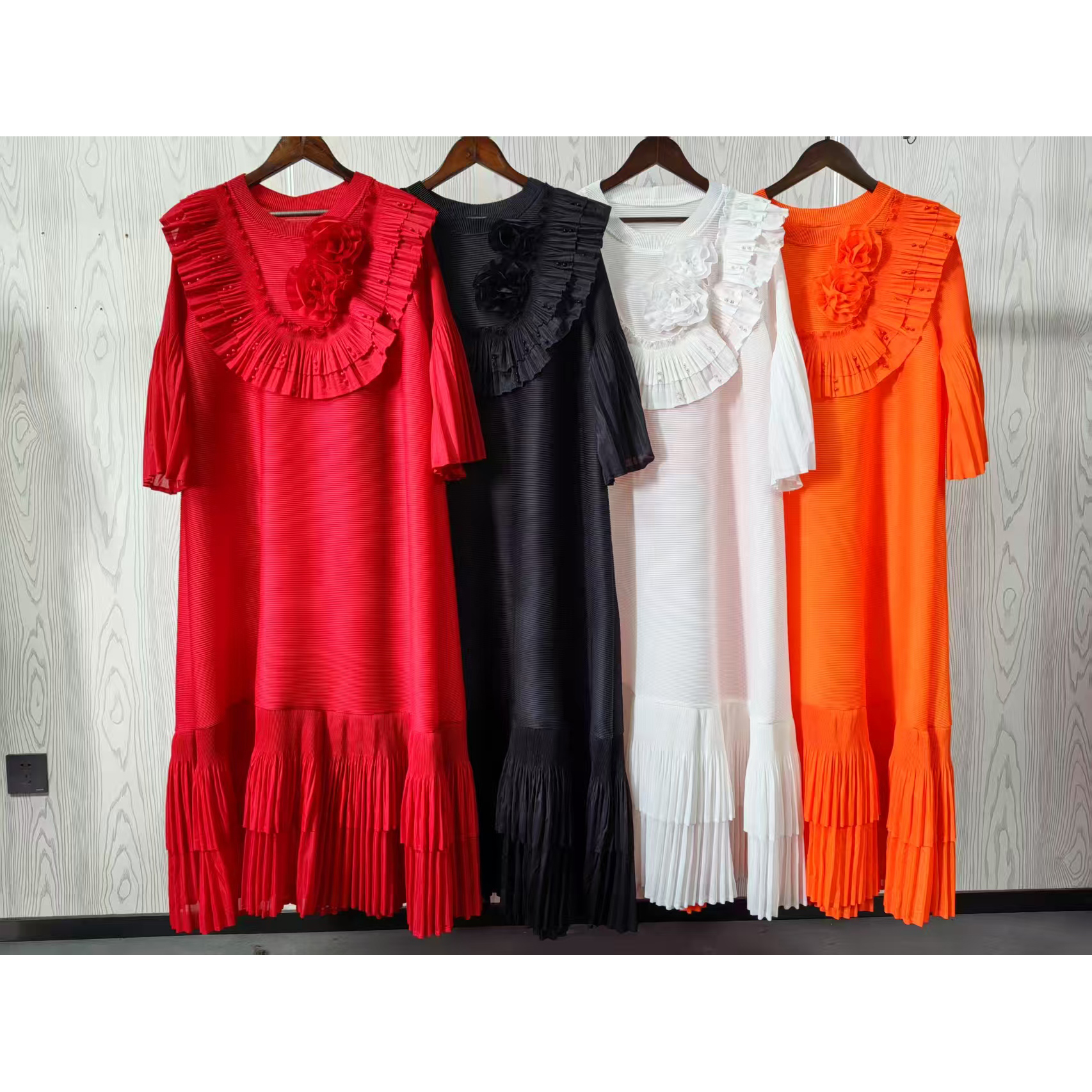 Sanzhai 2025 new lotus leaf edge three-dimensional flower nail bead loose oversized pleated heavy industry European and American cross-border dress Sanzhai 2025 new lotus leaf edge three-dimensional flower nail bead loose oversized pleated heavy industry European and American cross-border dress