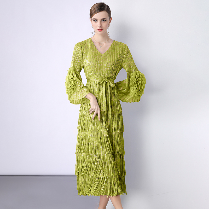 Wrinkle, gold foil, tassel, foreign trade dress, plate flower, flared sleeves, design sense, three house European and American style, autumn lace up long skirt Wrinkle, gold foil, tassel, foreign trade dress, plate flower, flared sleeves, design sense, three house European and American style, autumn lace up long skirt