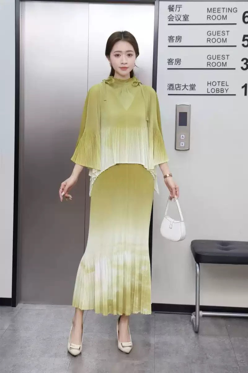 Miyake 2025 Cross border Printed Wrinkle Set Large Women's Horn Sleeve Drawstring Loose Top Hundred Fold Bag Hip Skirt Miyake 2025 Cross border Printed Wrinkle Set Large Women's Horn Sleeve Drawstring Loose Top Hundred Fold Bag Hip Skirt