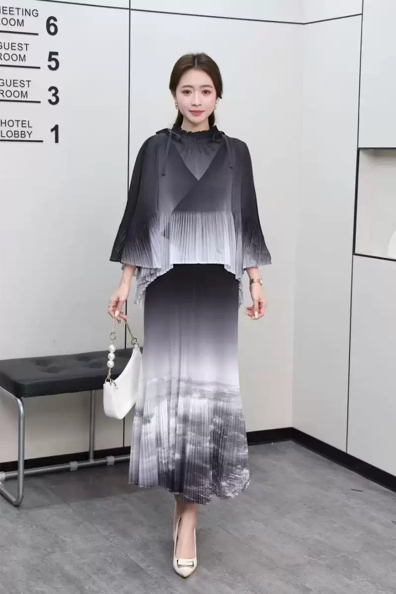 Miyake 2025 Cross border Printed Wrinkle Set Large Women's Horn Sleeve Drawstring Loose Top Hundred Fold Bag Hip Skirt Miyake 2025 Cross border Printed Wrinkle Set Large Women's Horn Sleeve Drawstring Loose Top Hundred Fold Bag Hip Skirt