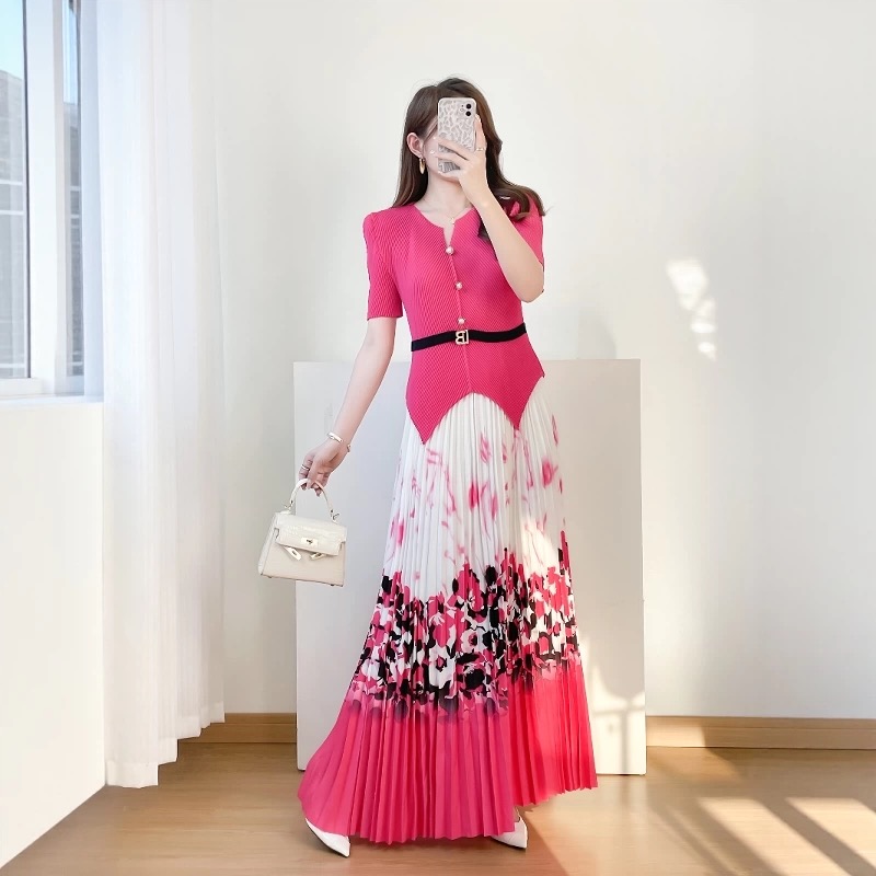Miyake plus size set, summer new style, pleated design, waist cinching top, printed color blocked large swing skirt, two-piece set for women Miyake plus size set, summer new style, pleated design, waist cinching top, printed color blocked large swing skirt, two-piece set for women