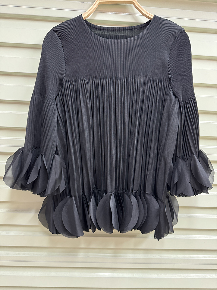 Miyake design with ruffled edges, loose pleated top, temperament for commuting, 9-inch sleeves, western-style T-shirt for women, Korean version, new style Miyake design with ruffled edges, loose pleated top, temperament for commuting, 9-inch sleeves, western-style T-shirt for women, Korean version, new style