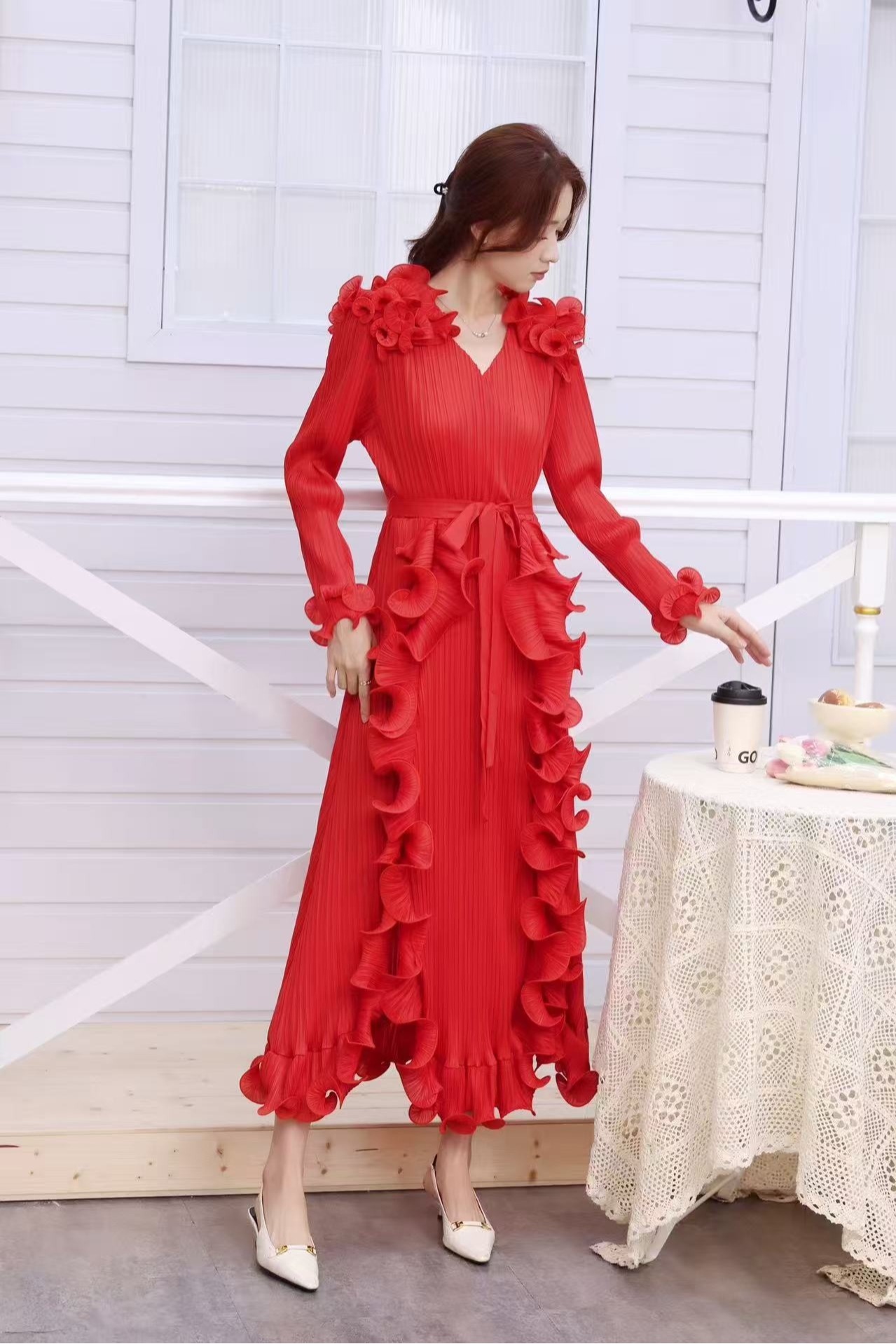 Foreign trade design with wooden ear folds, three-dimensional flower decorations, pleated heavy industry dresses, spliced lace up women's long skirts Foreign trade design with wooden ear folds, three-dimensional flower decorations, pleated heavy industry dresses, spliced lace up women's long skirts