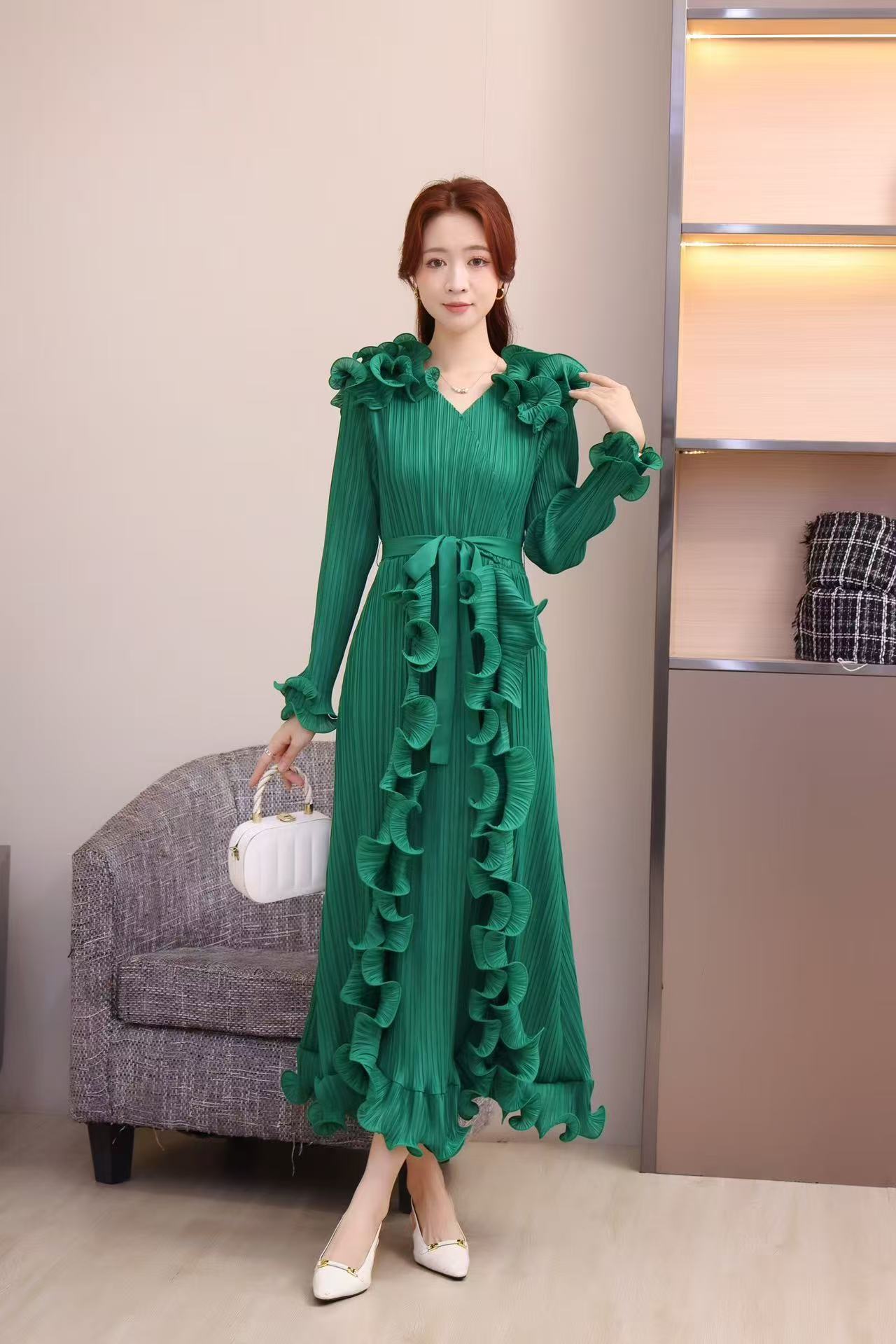 Foreign trade design with wooden ear folds, three-dimensional flower decorations, pleated heavy industry dresses, spliced lace up women's long skirts Foreign trade design with wooden ear folds, three-dimensional flower decorations, pleated heavy industry dresses, spliced lace up women's long skirts