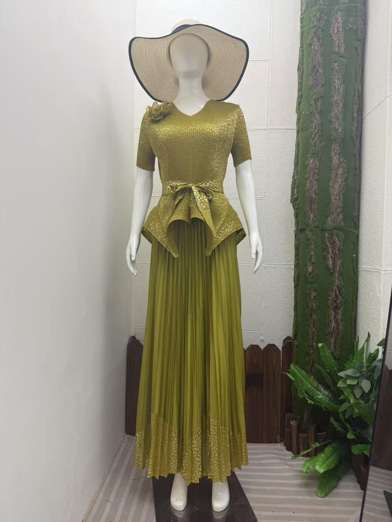 Gilded pleated irregular design with three-dimensional decorative plate flower top, Miyake pleated versatile half skirt, women's set skirt Gilded pleated irregular design with three-dimensional decorative plate flower top, Miyake pleated versatile half skirt, women's set skirt