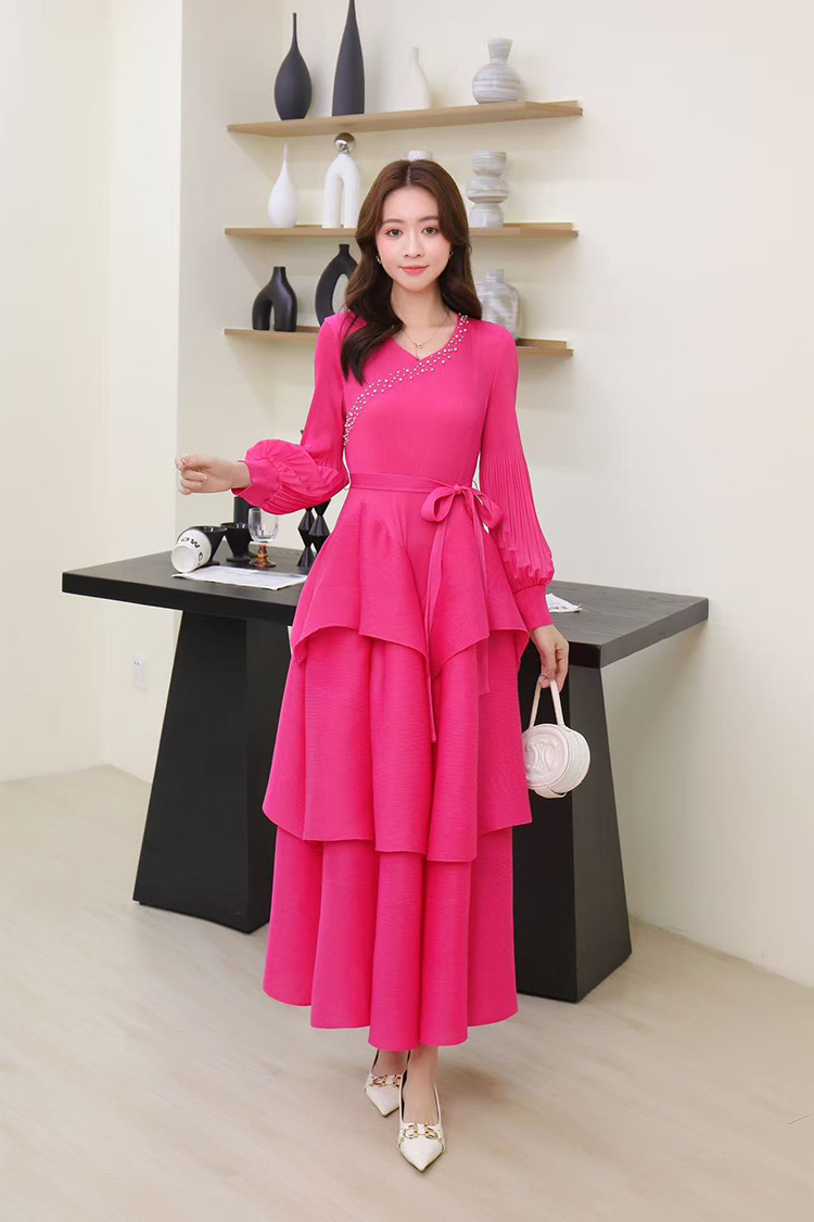 Miyake Cross border 2025 Wrinkled Nail Bead Cake Skirt with Strap Up for Slimming, High Waist, Trumpet Sleeve Style, Medium to Long Dress Miyake Cross border 2025 Wrinkled Nail Bead Cake Skirt with Strap Up for Slimming, High Waist, Trumpet Sleeve Style, Medium to Long Dress