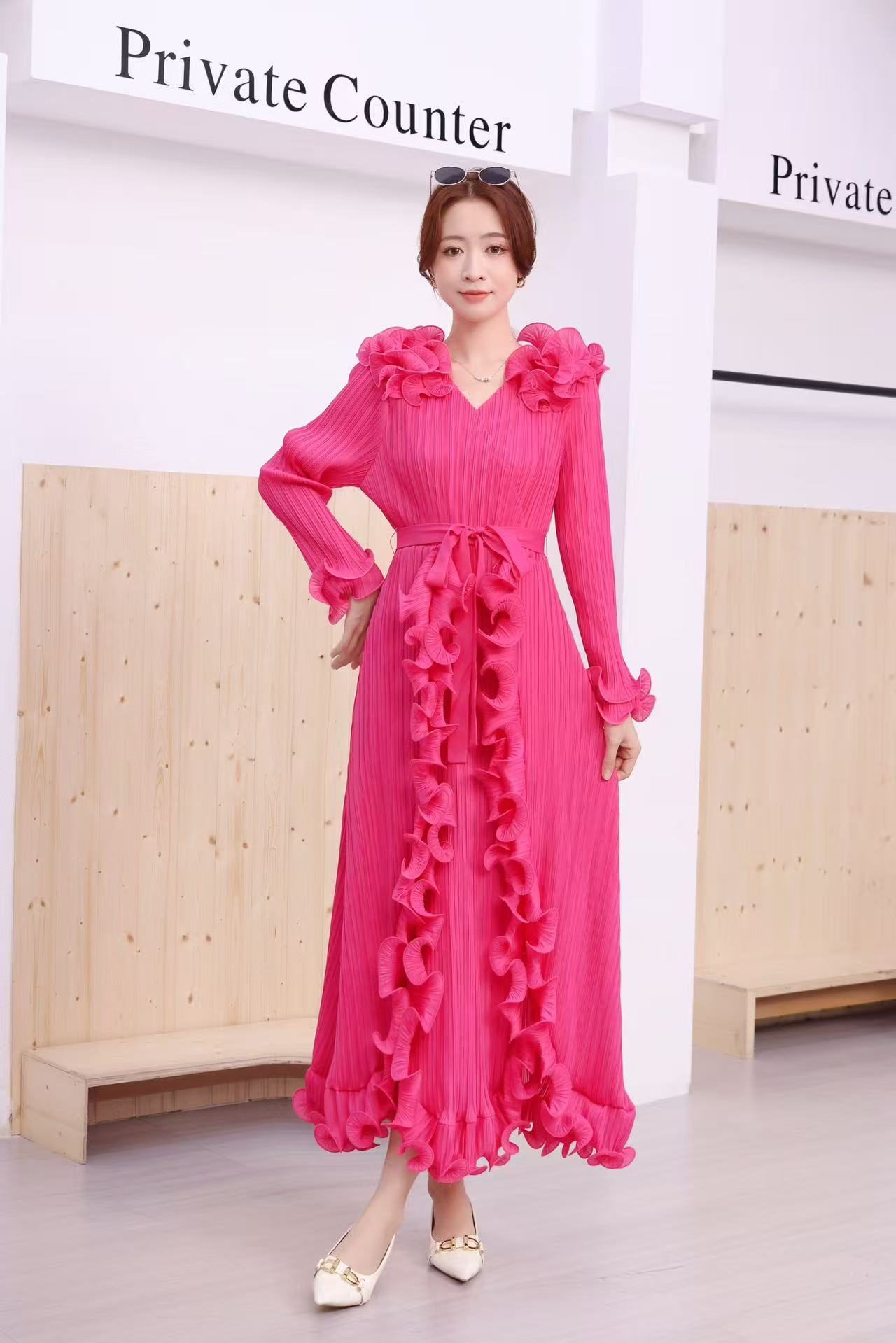 Foreign trade design with wooden ear folds, three-dimensional flower decorations, pleated heavy industry dresses, spliced lace up women's long skirts Foreign trade design with wooden ear folds, three-dimensional flower decorations, pleated heavy industry dresses, spliced lace up women's long skirts