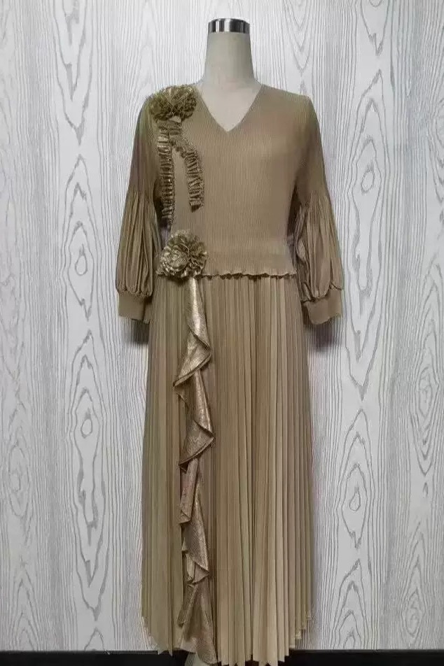 Folded European and American cross-border autumn hot stamping nail bead lotus leaf long dress elegant loose dress three-dimensional decoration flowers Folded European and American cross-border autumn hot stamping nail bead lotus leaf long dress elegant loose dress three-dimensional decoration flowers