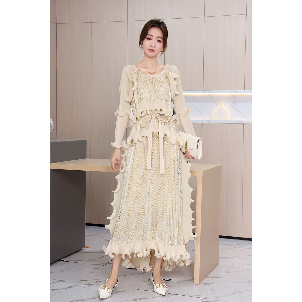 Sanzhai 2025 Heavy Industry Foreign Trade Folded Fungus Edge Tight Edge Strap Splicing Gold Plated Dress with Crimson Fold Large Size Dress Sanzhai 2025 Heavy Industry Foreign Trade Folded Fungus Edge Tight Edge Strap Splicing Gold Plated Dress with Crimson Fold Large Size Dress