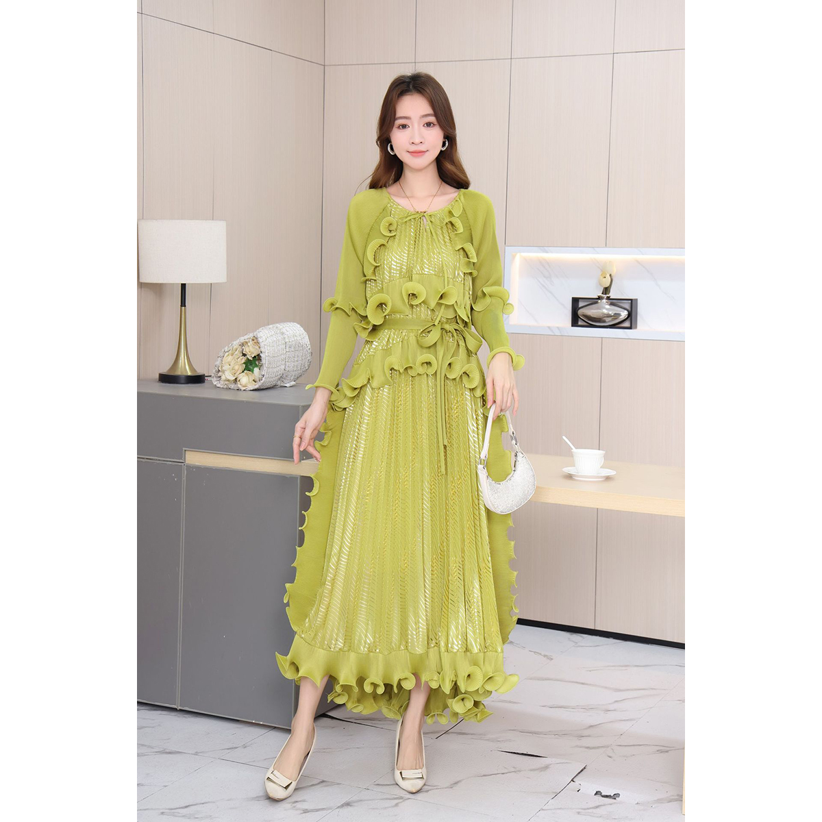 Sanzhai 2025 Heavy Industry Foreign Trade Folded Fungus Edge Tight Edge Strap Splicing Gold Plated Dress with Crimson Fold Large Size Dress Sanzhai 2025 Heavy Industry Foreign Trade Folded Fungus Edge Tight Edge Strap Splicing Gold Plated Dress with Crimson Fold Large Size Dress