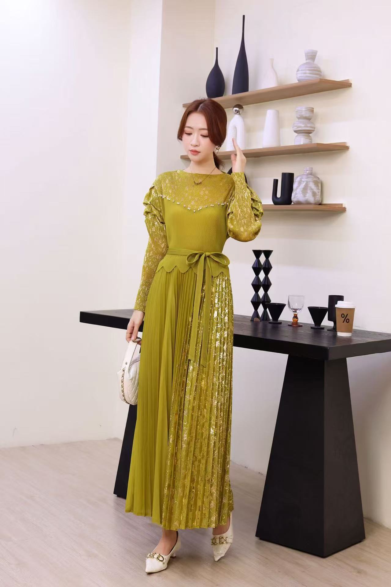 Cross border European and American three bedroom bubble sleeve hot stamping pleated lace up pleated dress long sleeved autumn patchwork French women's clothing Cross border European and American three bedroom bubble sleeve hot stamping pleated lace up pleated dress long sleeved autumn patchwork French women's clothing