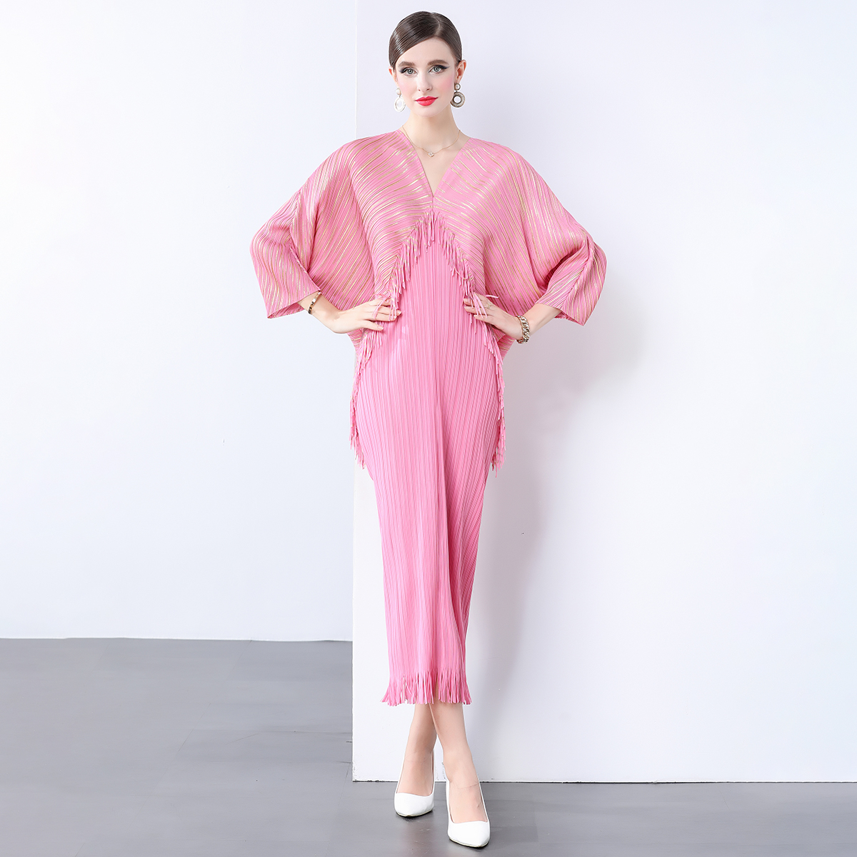 Miyake socialite elegant dress, women's European and American style fashionable V-neck batball sleeve loose hanging pleated fringe dress Miyake socialite elegant dress, women's European and American style fashionable V-neck batball sleeve loose hanging pleated fringe dress