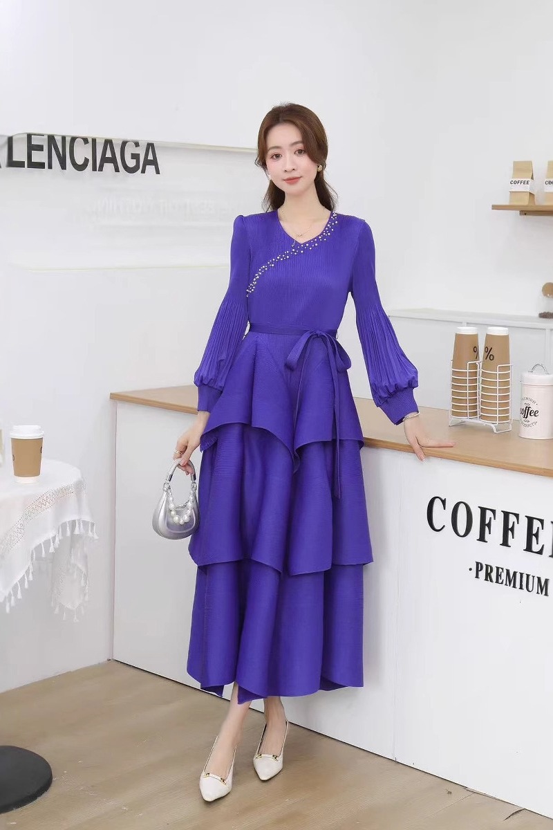 Miyake Cross border 2025 Wrinkled Nail Bead Cake Skirt with Strap Up for Slimming, High Waist, Trumpet Sleeve Style, Medium to Long Dress Miyake Cross border 2025 Wrinkled Nail Bead Cake Skirt with Strap Up for Slimming, High Waist, Trumpet Sleeve Style, Medium to Long Dress