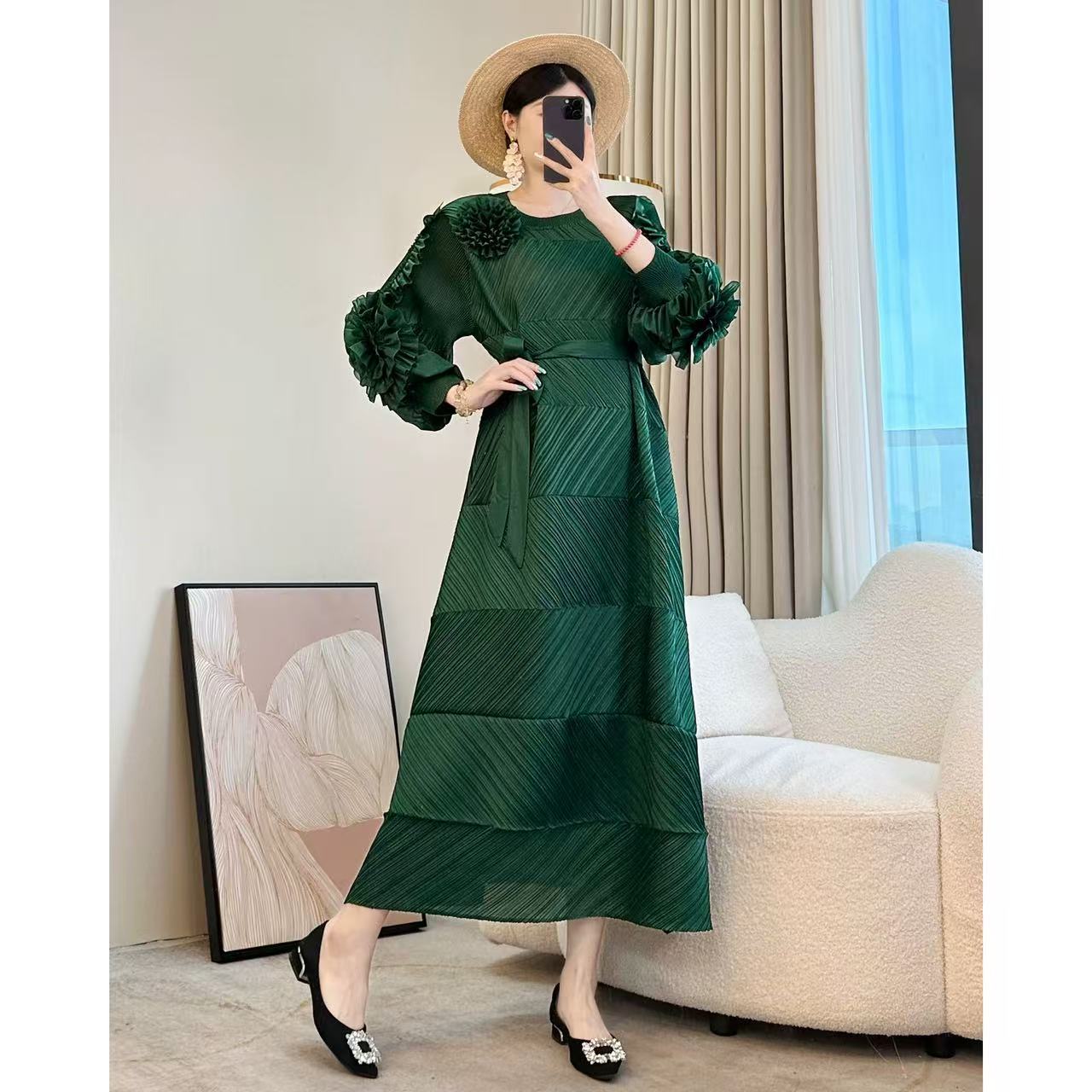 Three bedroom solid color splicing hand embroidered random pleat lace up, large size cross-border pleat design, European and American long sleeved dress Three bedroom solid color splicing hand embroidered random pleat lace up, large size cross-border pleat design, European and American long sleeved dress