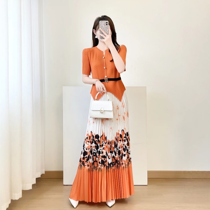 Miyake plus size set, summer new style, pleated design, waist cinching top, printed color blocked large swing skirt, two-piece set for women Miyake plus size set, summer new style, pleated design, waist cinching top, printed color blocked large swing skirt, two-piece set for women