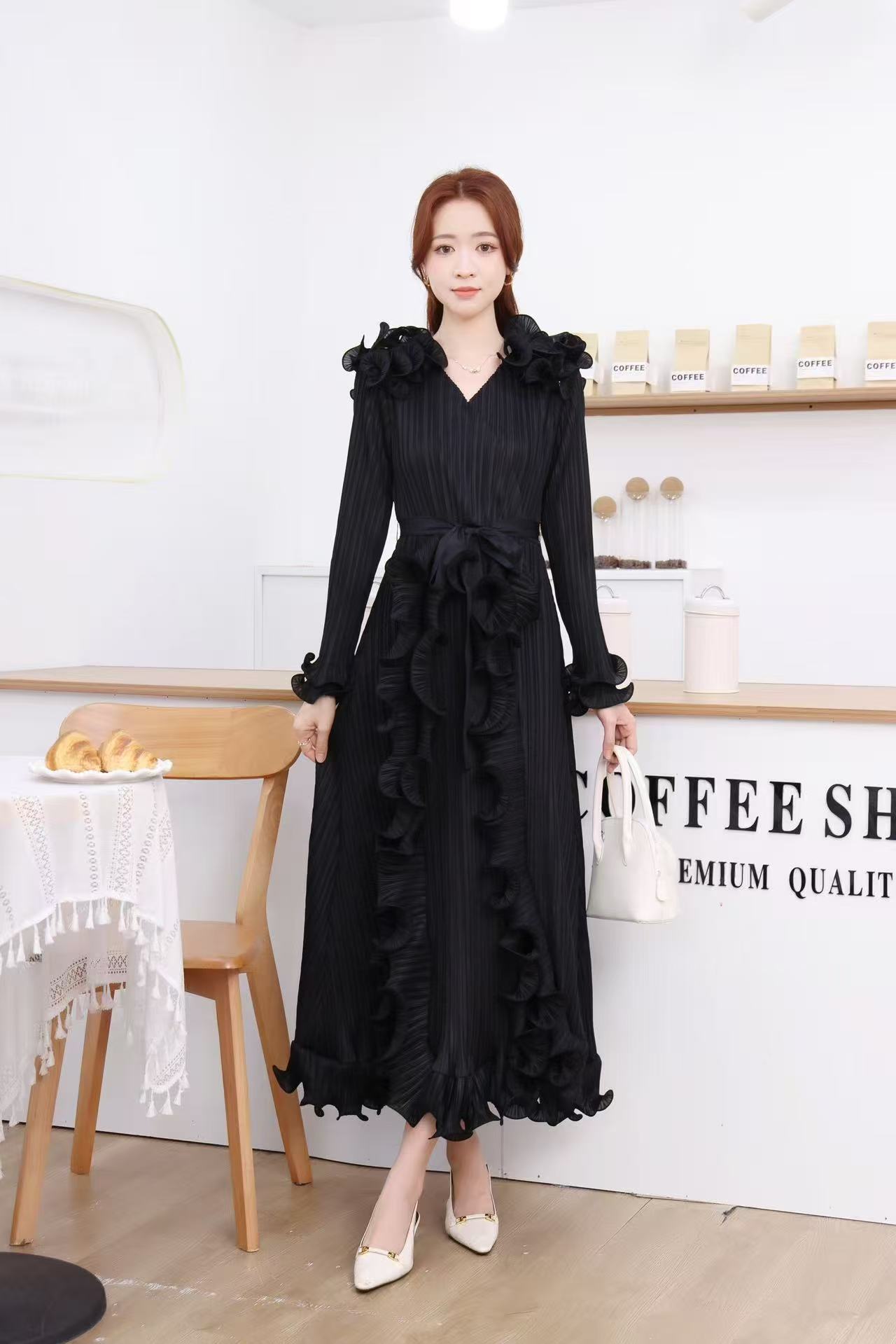 Foreign trade design with wooden ear folds, three-dimensional flower decorations, pleated heavy industry dresses, spliced lace up women's long skirts Foreign trade design with wooden ear folds, three-dimensional flower decorations, pleated heavy industry dresses, spliced lace up women's long skirts