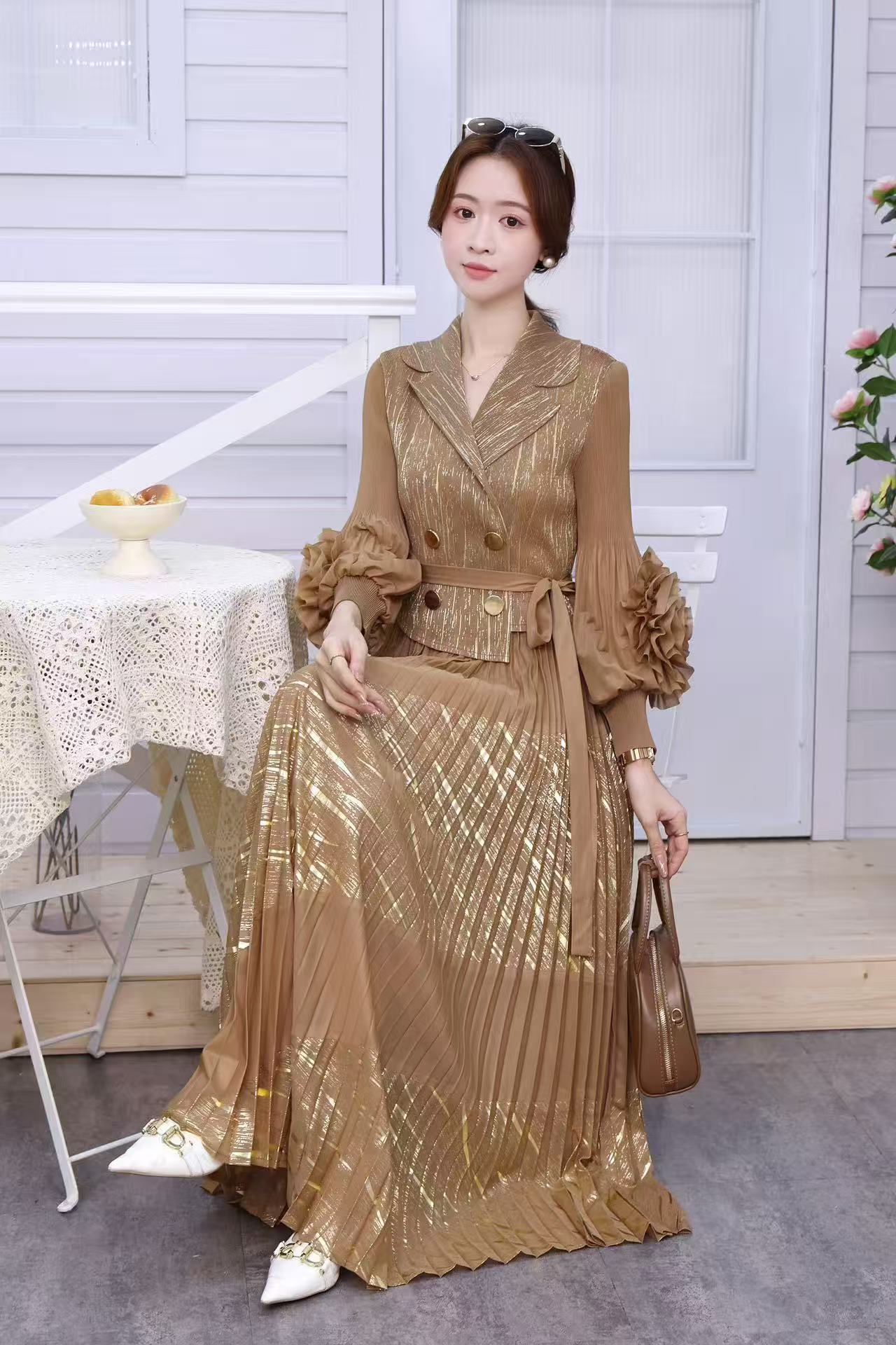 Miyake European and American foreign trade plate flower three-dimensional flower decoration pleated gold foil splicing dress lantern sleeves women's large swing skirt Miyake European and American foreign trade plate flower three-dimensional flower decoration pleated gold foil splicing dress lantern sleeves women's large swing skirt