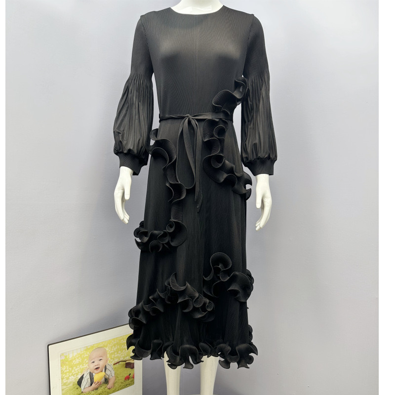 Sanzhai's new European and American style bubble sleeves with pleated black fungus edges, dense edges, three-dimensional lotus leaf edges, and high-end dress design sense Sanzhai's new European and American style bubble sleeves with pleated black fungus edges, dense edges, three-dimensional lotus leaf edges, and high-end dress design sense